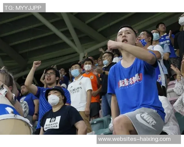 巴塞尔与锡永激战正酣球迷热情高涨走进看台助威